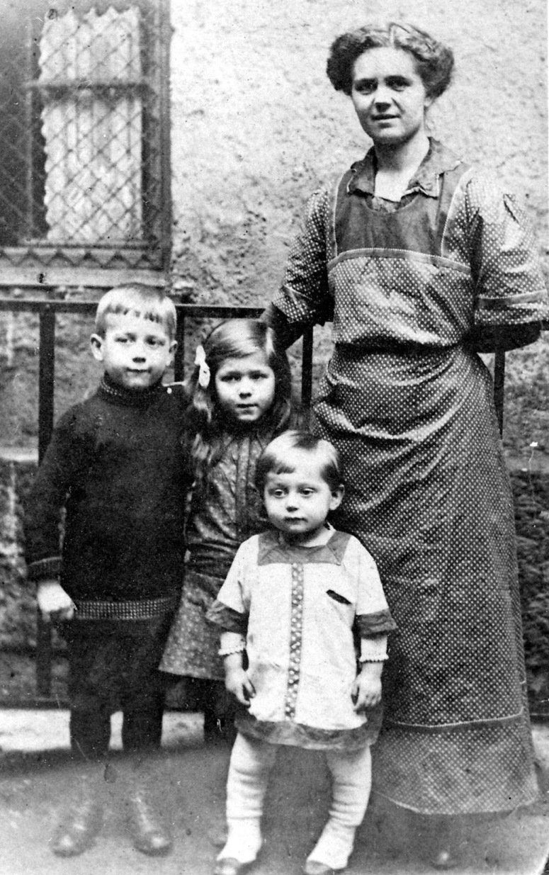 Aunty Minnie with Lossl children 1922