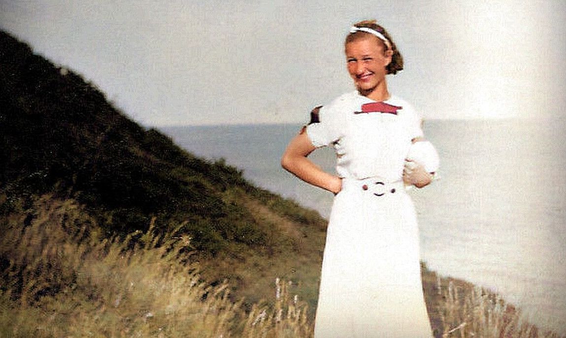 emma Heitmann by the sea 300dpi-Colorized-001